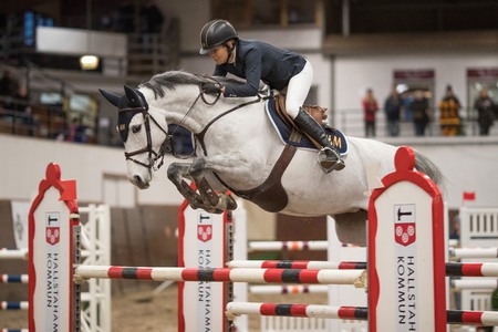 Malin Baryard Johnsson hoppar med hästen Doris Dee över hindret som sponsrats av Hallstahammars kommun