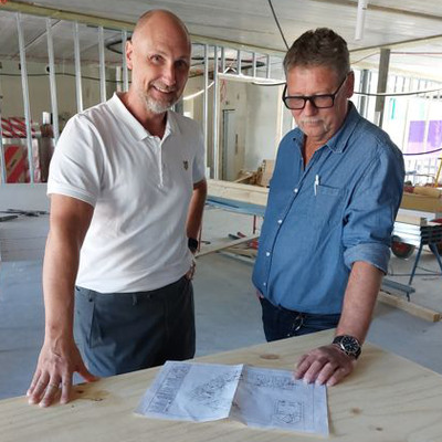 Anders Almroth och Karl Strandman granskar ritning.