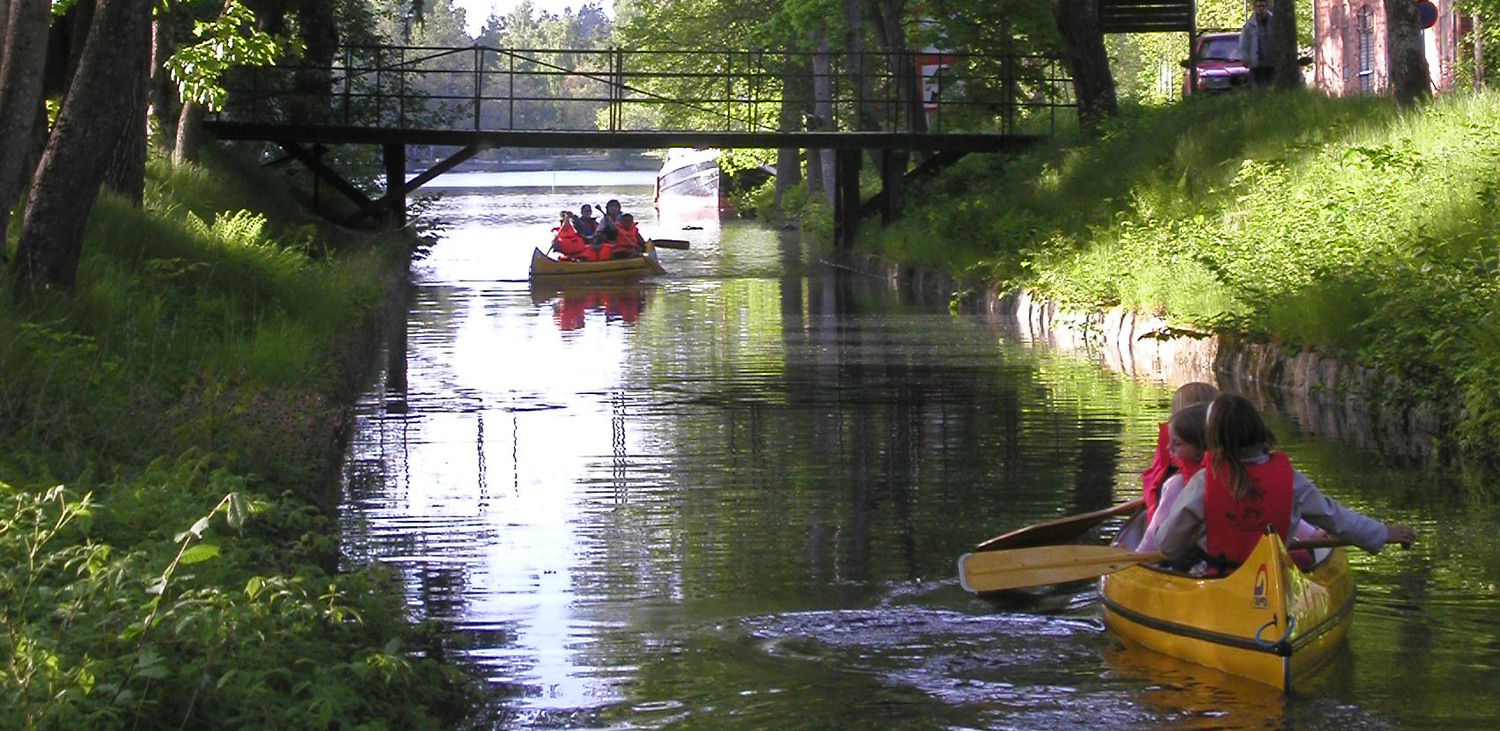 Två sällskap paddlar kanadensare i Strömsholms kanal
