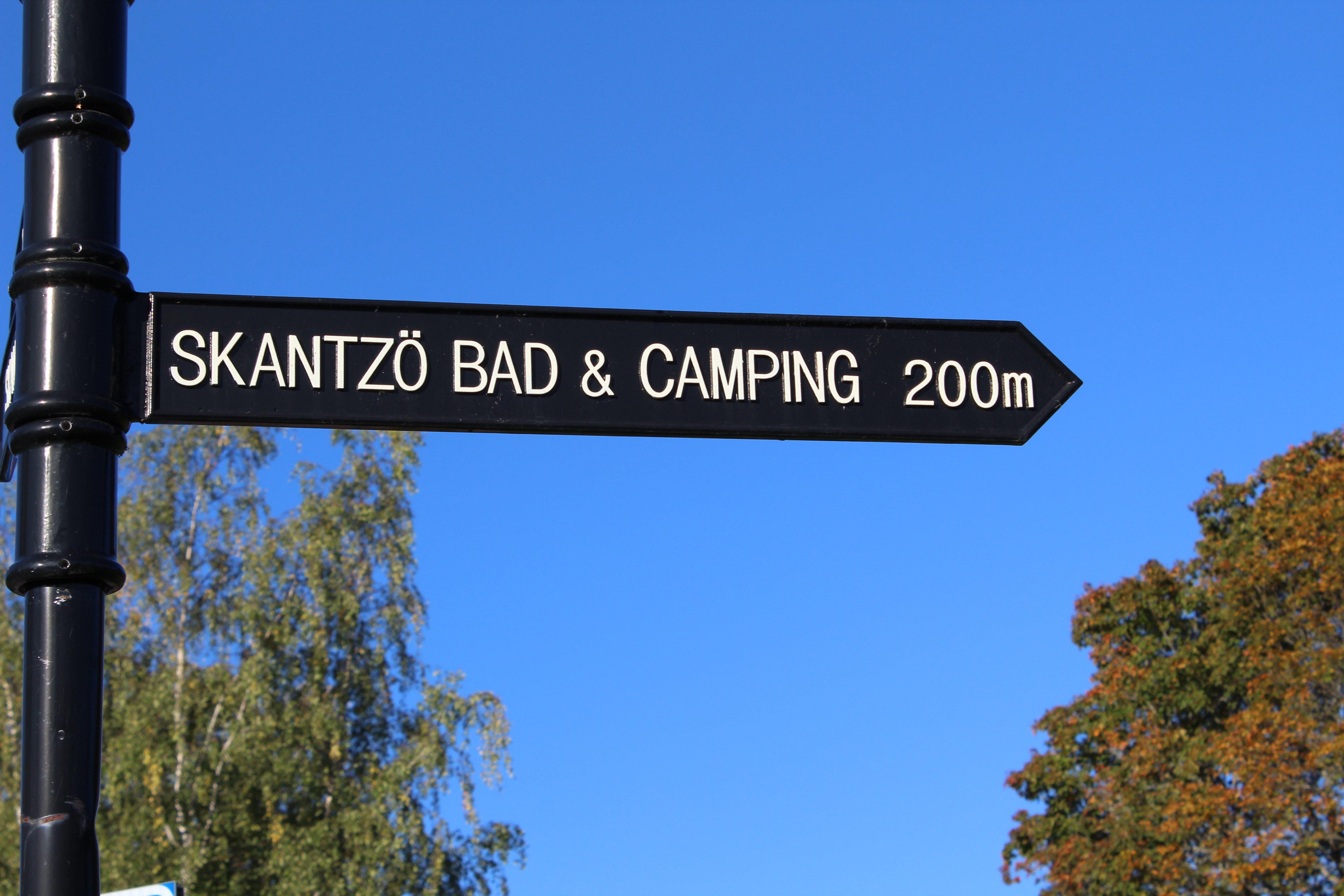 Vägskylt som pekar mot Skantzö bad- och camping