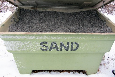 Låda med sand för halkbekämpning