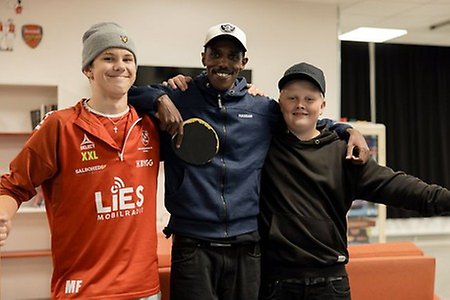 Glada grabbar på fritidsgården